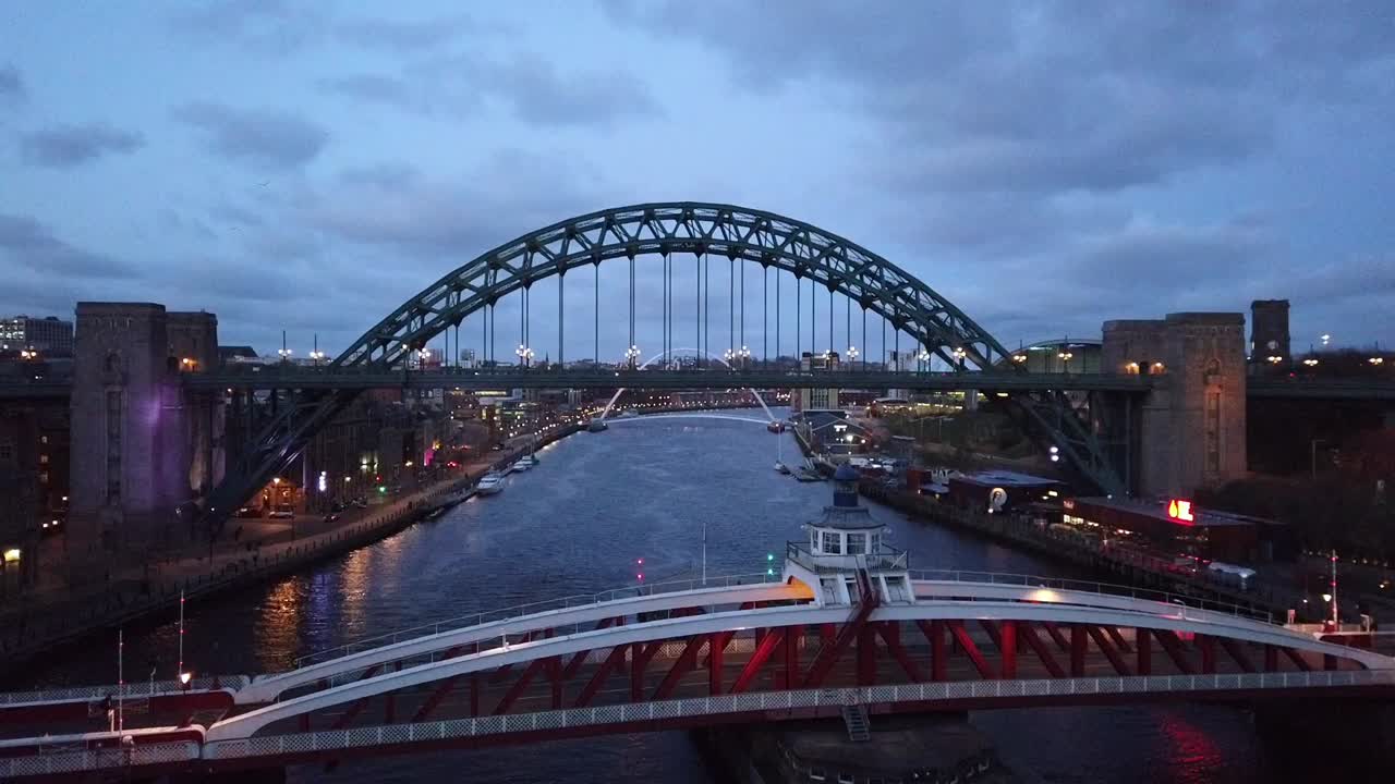 뉴캐슬어폰타인의 다리: 황혼에 높은 수준의 다리에서 본 선개교, 타인교, 밀레니엄 브리지