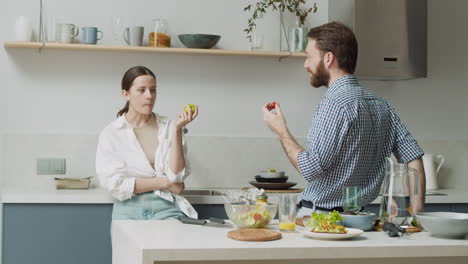 pareja de pie y charlando en una cocina de estilo moderno 2