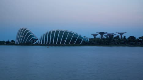 Blumen--Und-Wolkenkuppel-Singapur