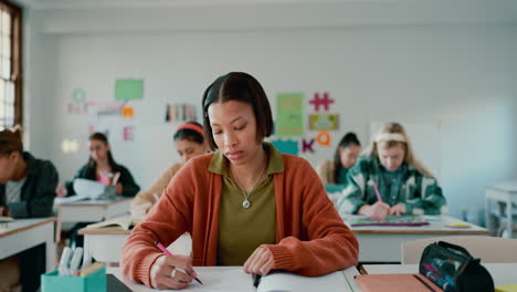 Escuela-Secundaria,-Niña-Y-Mano-Levantada-Para-Responder