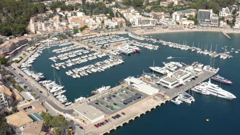 Stadthafen-Von-Port-De-Sóller-Mit-Ankernden-Luxuriösen-Yachten-Und-Booten