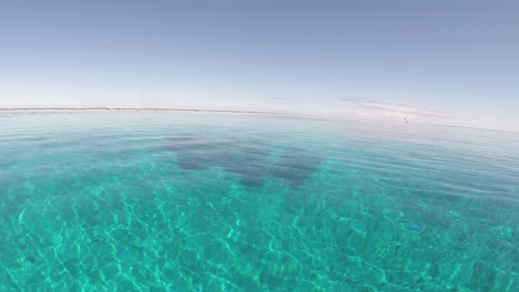 moviéndose hacia la luz de navegación, agua azul clara, arrecife de coral de mano
