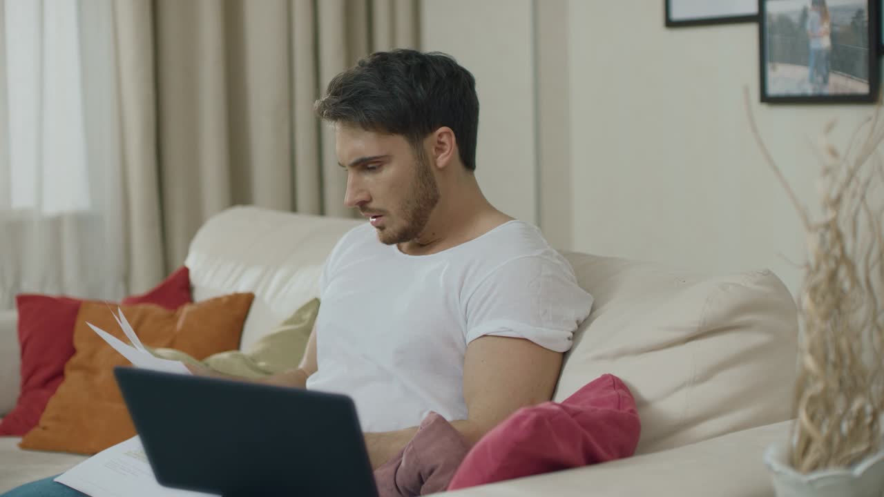 hombre preocupado trabajando con documentos financieros en casa. hombre de negocios frustrado