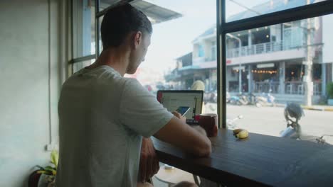 hombre trabajando en un café