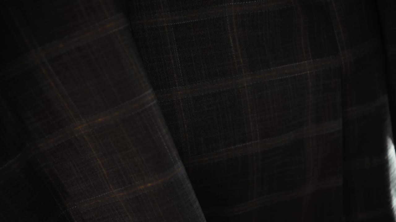 el novio toma su chaqueta de la silla