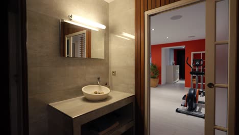 Elegante-Baño-De-Villa-Con-Vista-Al-Gimnasio,-Villa-Contemporánea