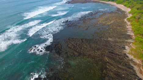 mirando hacia abajo en el terreno áspero en la costa de costa rica en el punto piedra en la península de nicoyoa