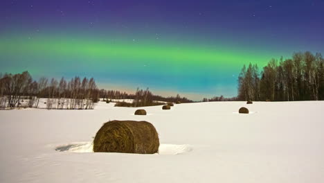 increíble aurora boreal en invierno en un campo nevado