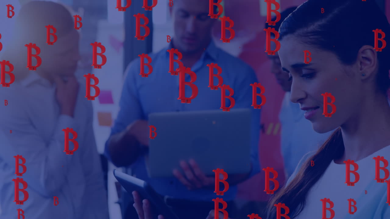 animación de iconos rojos de bitcoin sobre diversas personas de negocios en la oficina