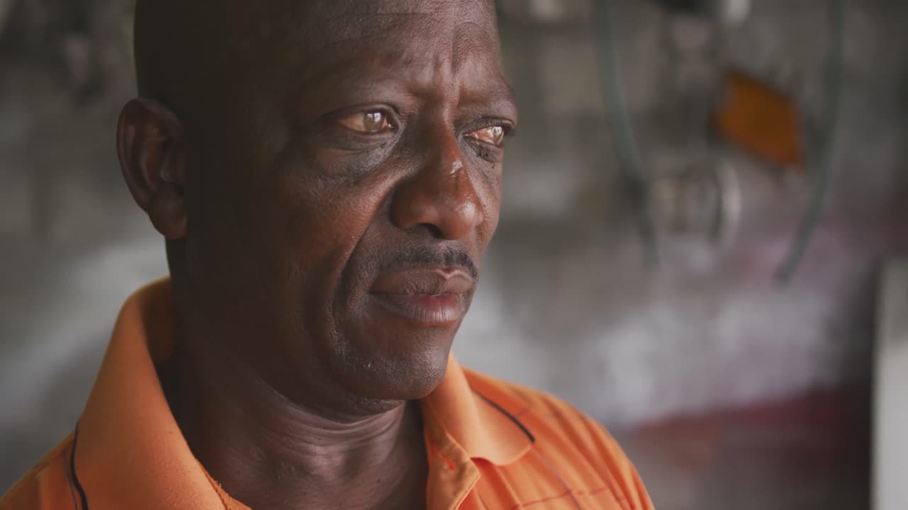 hombre africano mirando hacia otro lado