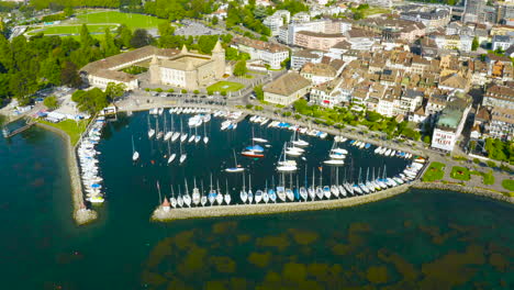 Ciudad-De-Morges-Con-Veleros-Y-Yates-Anclados-En-El-Puerto-Junto-Al-Lago-Leman-En-Vaud,-Suiza