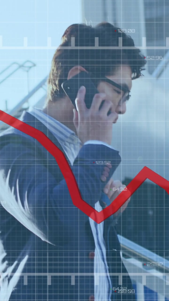 Animazione di elaborazione dati statistici con uomo asiatico che parla al smartphone sulle scale