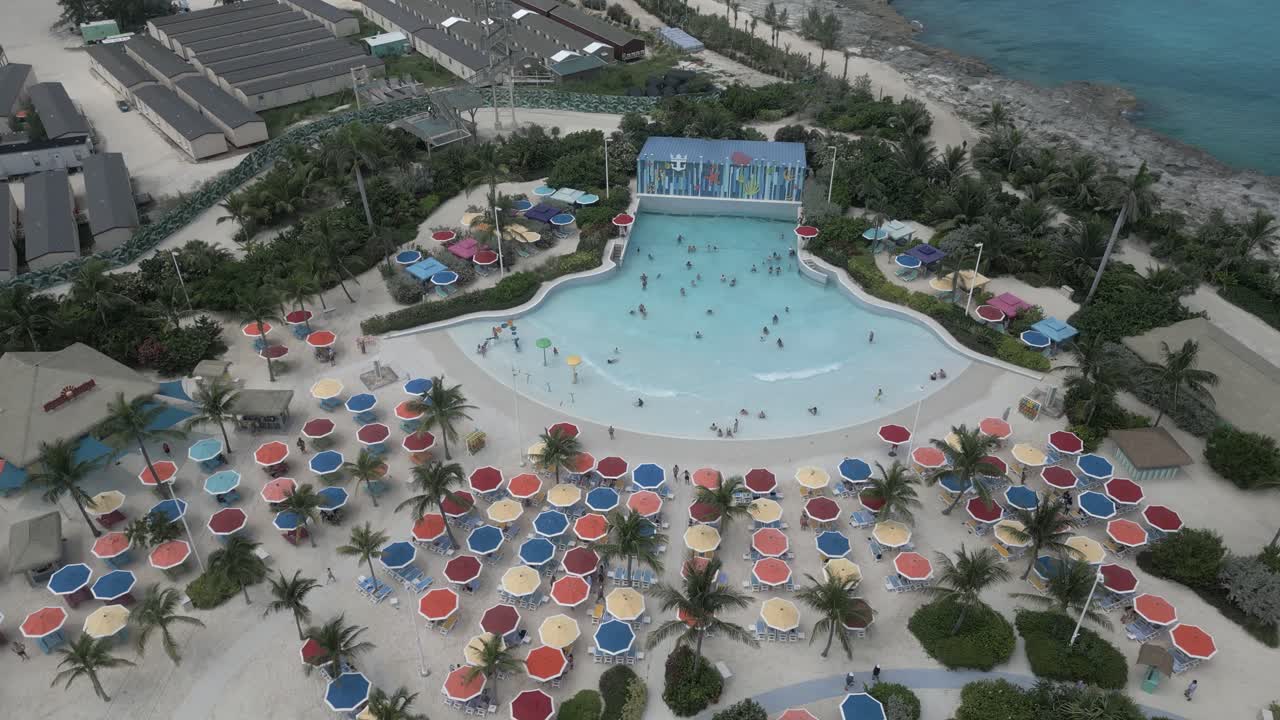vista aérea colorida de la piscina de olas en el parque acuático de coco cay, bahamas
