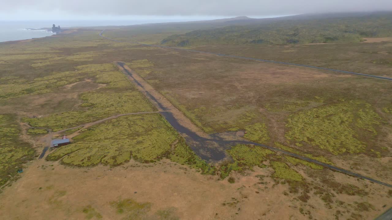 Filmato aereo realizzato con drone della pista di un aeroporto abbandonato nella remota Islanda in una giornata nuvolosa, che mostra isolamento, cieli spettacolari e il contrasto tra infrastrutture umane e paesaggio selvaggio.