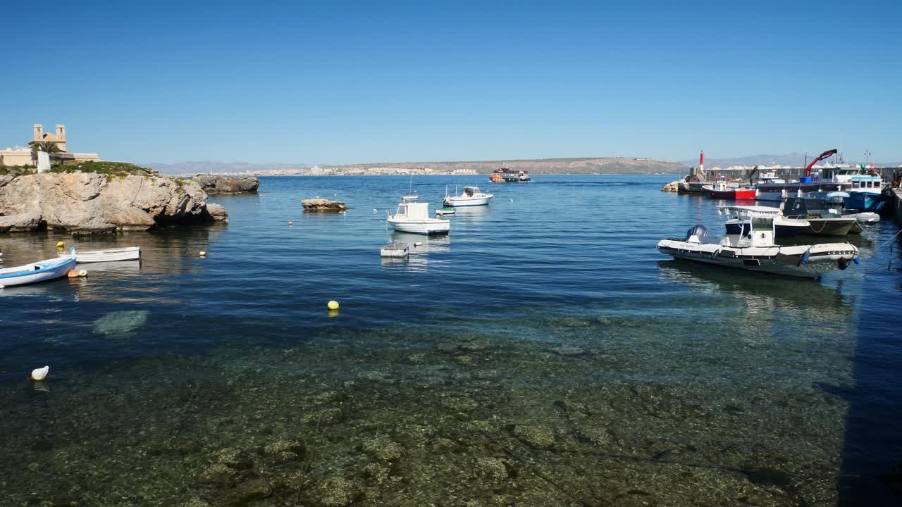 Le acque cristalline del porto sull'isola di Tabarca, Spagna. Movimento rallentato x0,5