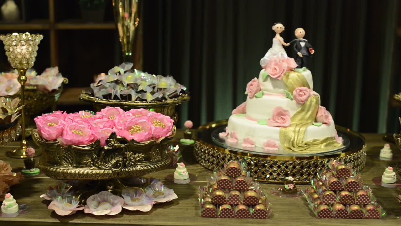 una maravillosa mesa de dulces gourmet para bodas