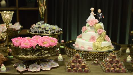 Ein-Wunderbarer-Tisch-Mit-Gourmet-Süßigkeiten-Für-Die-Hochzeitsfeier