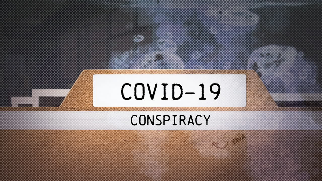 Animazione di file con testo di cospirazione sul COVID-19 su uomo caucasico che usa un visore VR