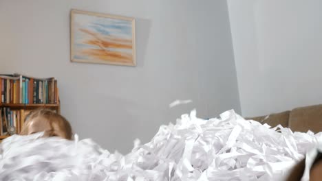 amigos divirtiéndose en la fiesta de papel en casa