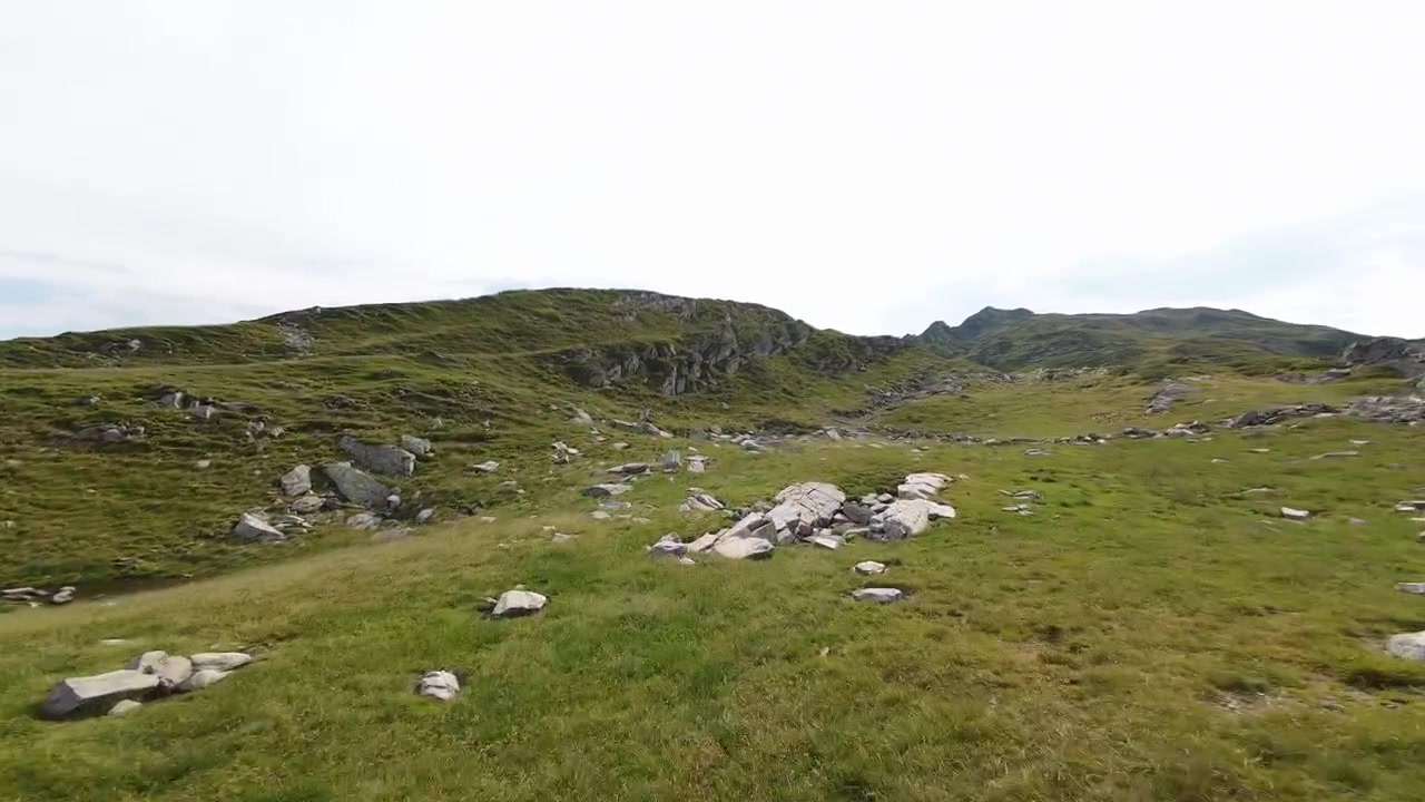 FPV-optagelse af Fagarasbjergene om sommeren i Rumænien