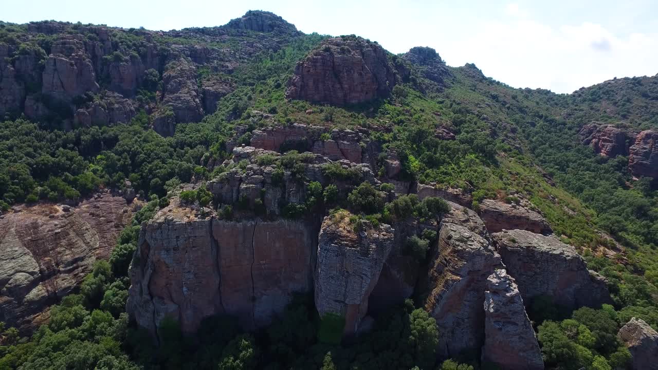 화창한 여름 아침에 칸 산과 협곡의 공중 전망