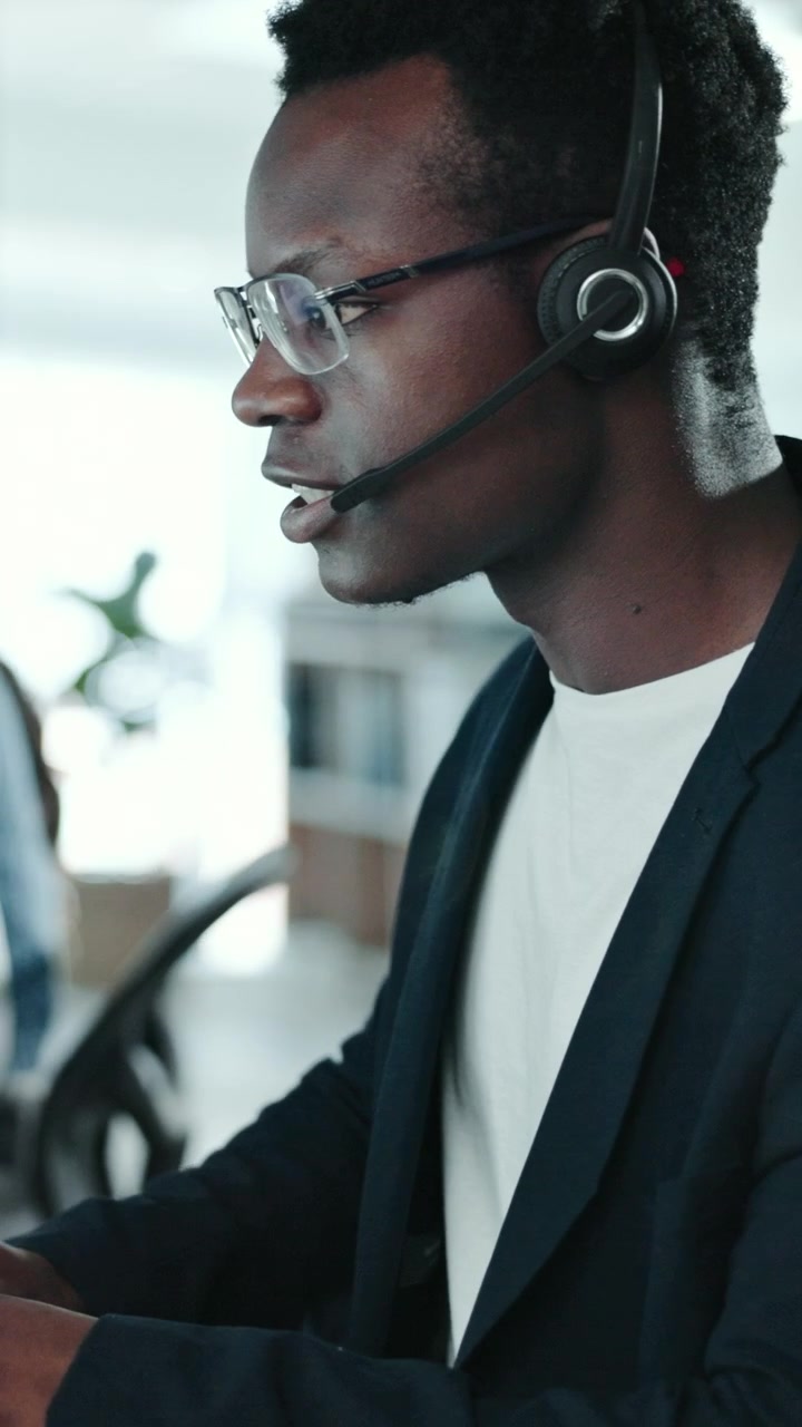 Operatore professionale del servizio clienti che parla al telefono con cuffie in ufficio