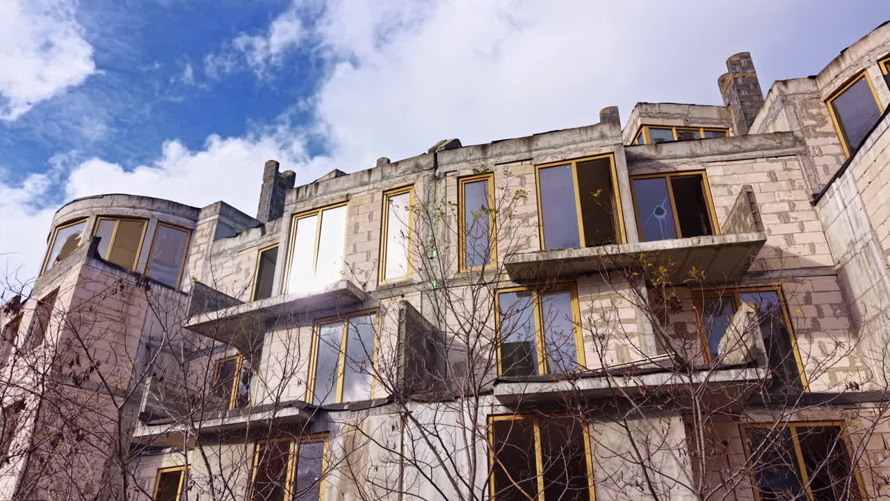 Esplorando la bellezza inquietante di un edificio incompiuto contro un cielo blu