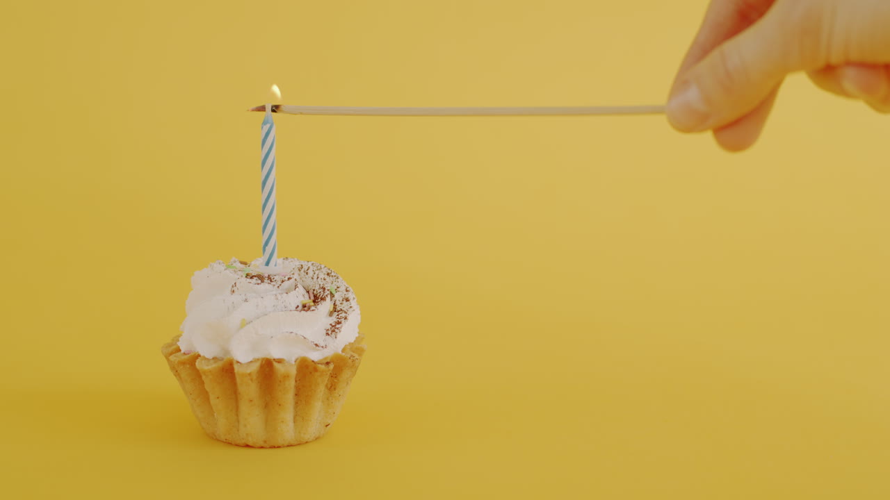 pastel de cumpleaños con vela