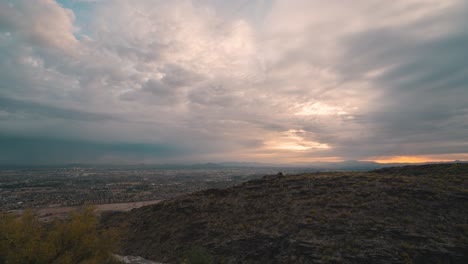lapso de tiempo del amanecer con nubes pesadas en movimiento sobre la ciudad de phoenix, arizona usa en 4k