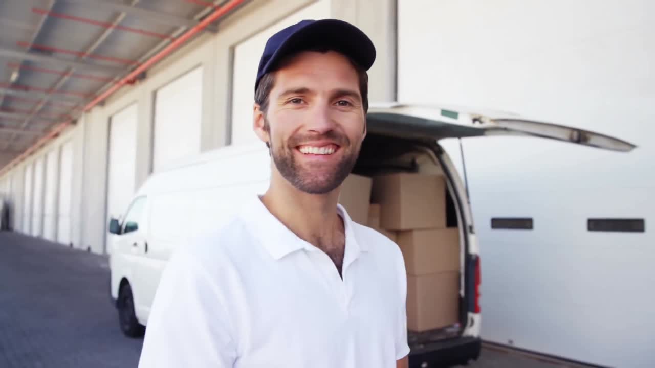 animación de las palabras entrega gratuita sobre el hombre con el portapapeles, entrega de mercancías