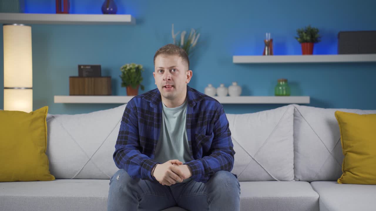 el hombre sospechoso piensa.