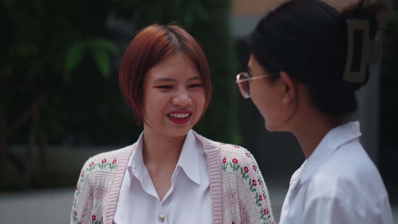 두 명의 젊은 여성들이 대화를 나누고 있습니다.