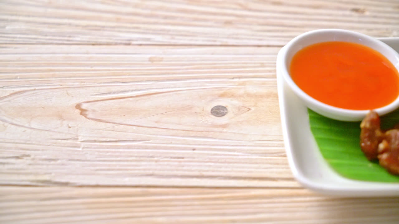 태양에 말린 돼지고기 소스와 함께