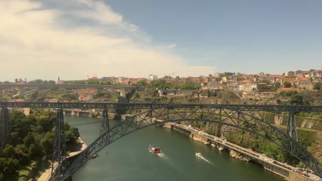 Punto-De-Vista-Tomado-Desde-El-Tren-Del-Arco-Metálico-De-Dos-Pisos-Del-Puente-Dom-Luís-I-Y-El-Pintoresco-Río-Duero-Acercándose-A-Oporto,-Portugal