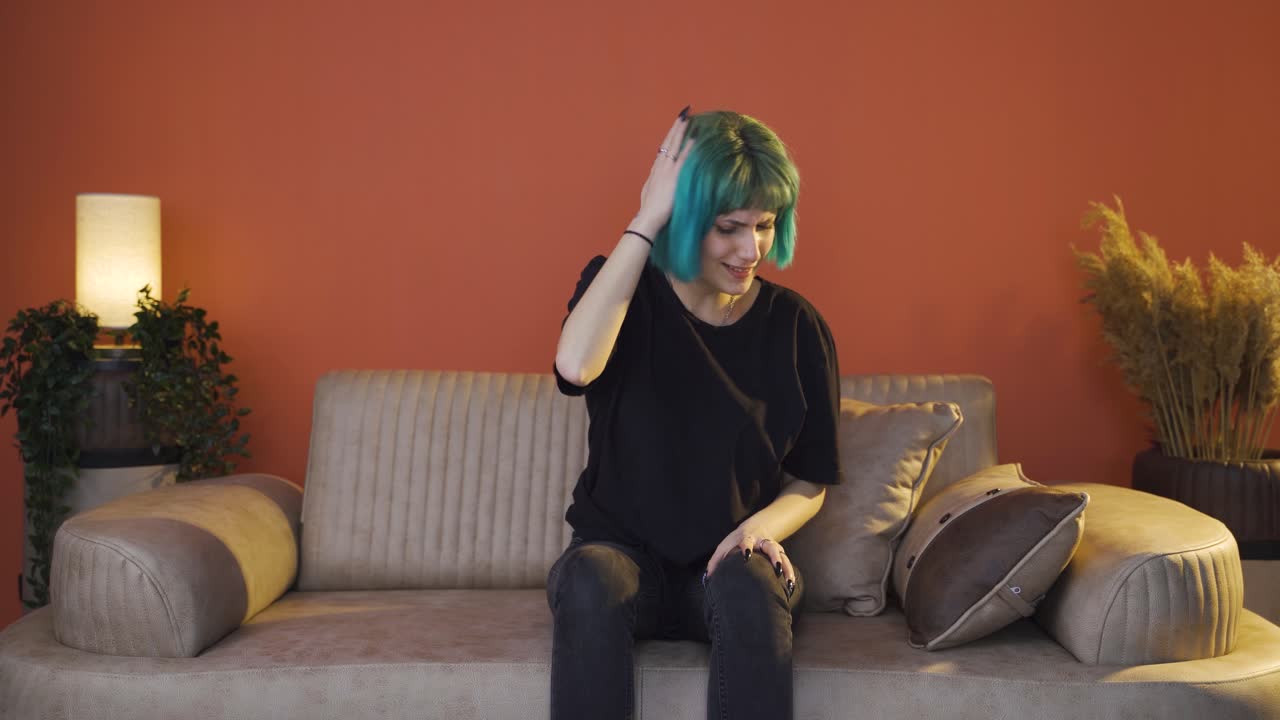 자기 자신에게 화를 내는 정신병을  ⁇ 고 있는 젊은 여성입니다.