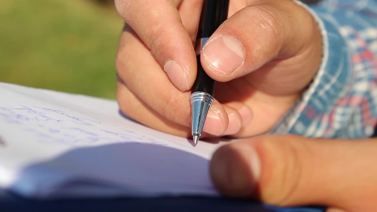 escribiendo cuadernos de cerca