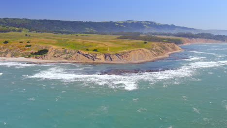 Vista-Aérea-De-Las-Olas-Rompiendo-En-El-Punto-Bolinas-Cerca-De-La-Playa-Rca-En-Bolinas,-California,-Estados-Unidos