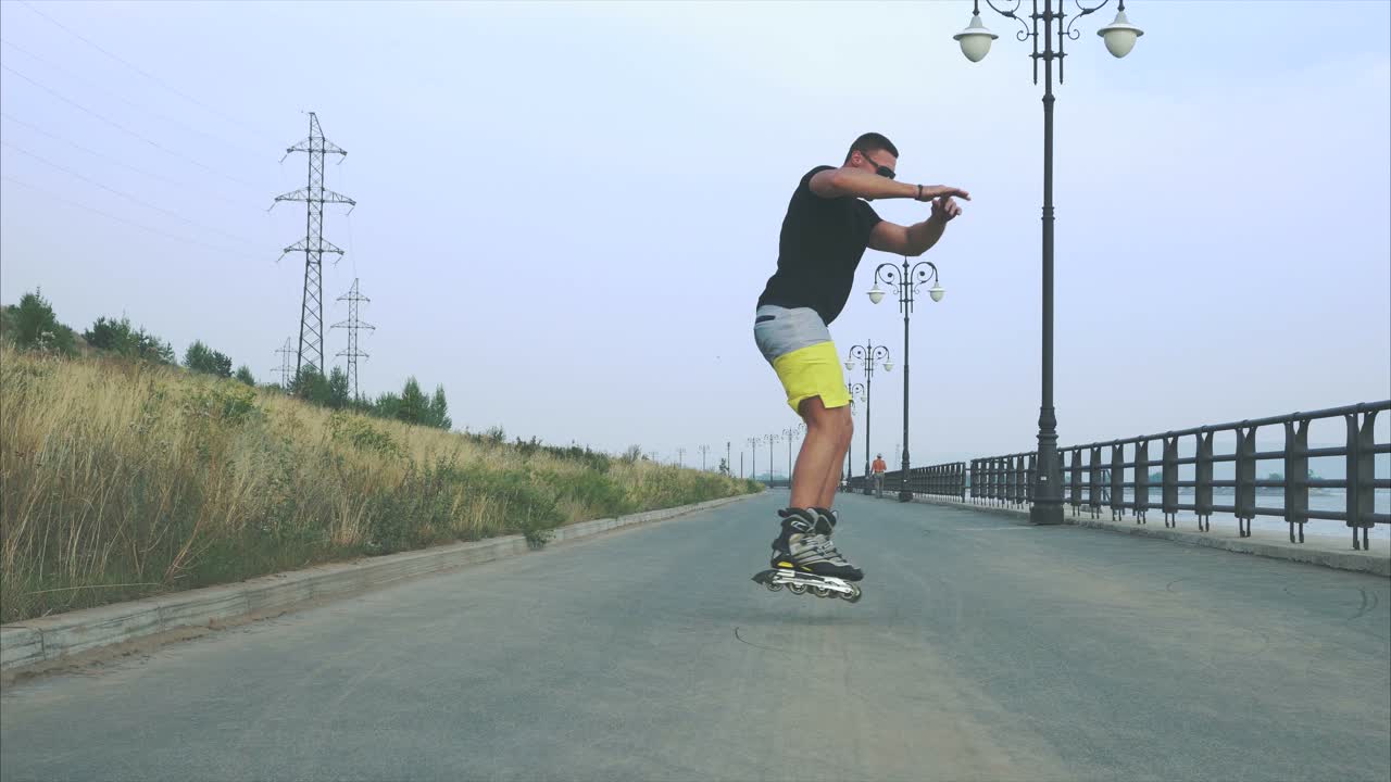 hombre patinando en un camino fluvial