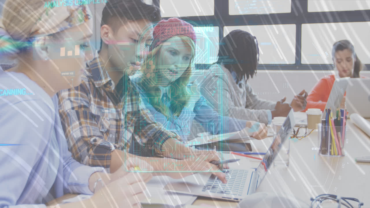 animación de procesamiento de datos y icono de candado sobre diversas personas de negocios en la oficina