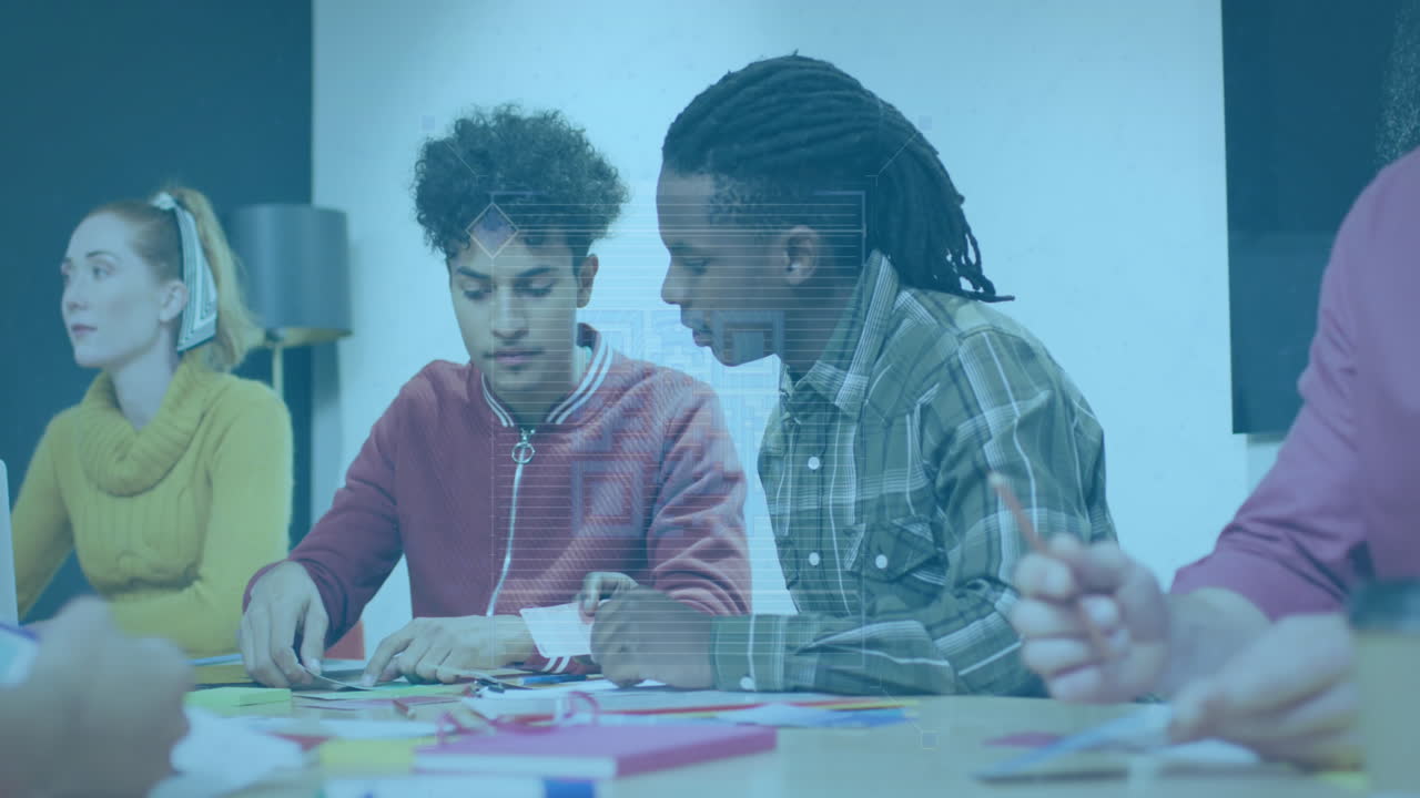 animación del código qr sobre diversas personas de negocios que se reúnen en la oficina