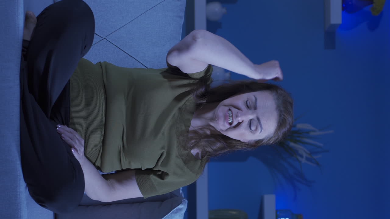 vídeo vertical de una mujer enferma mental que está enojada consigo misma.