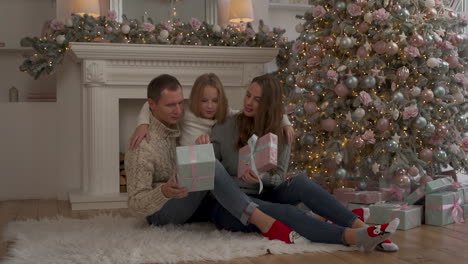 familia feliz abriendo regalos de navidad