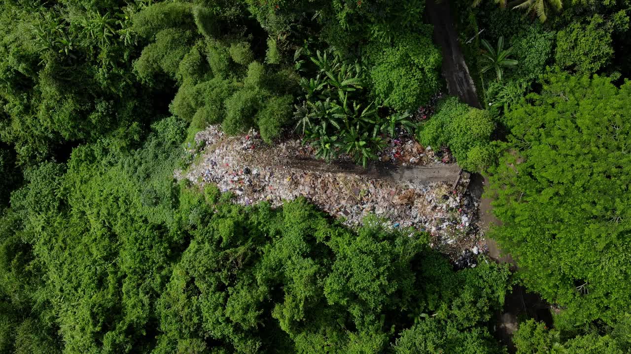 montón de vertedero de basura en medio del bosque tropical en bali, indonesia