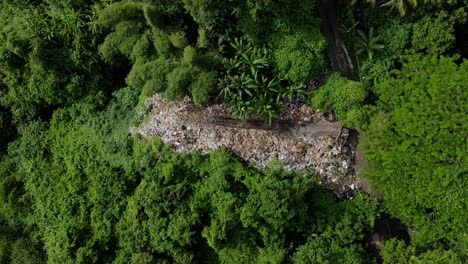 Montón-De-Vertedero-De-Basura-En-Medio-Del-Bosque-Tropical-En-Bali,-Indonesia