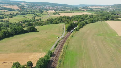 Intercity-Schnellzug,-Der-Durch-Die-Landschaft-Fährt