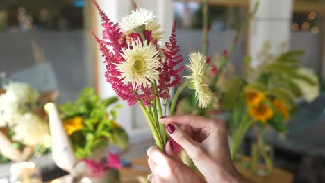 florista arreglando las flores