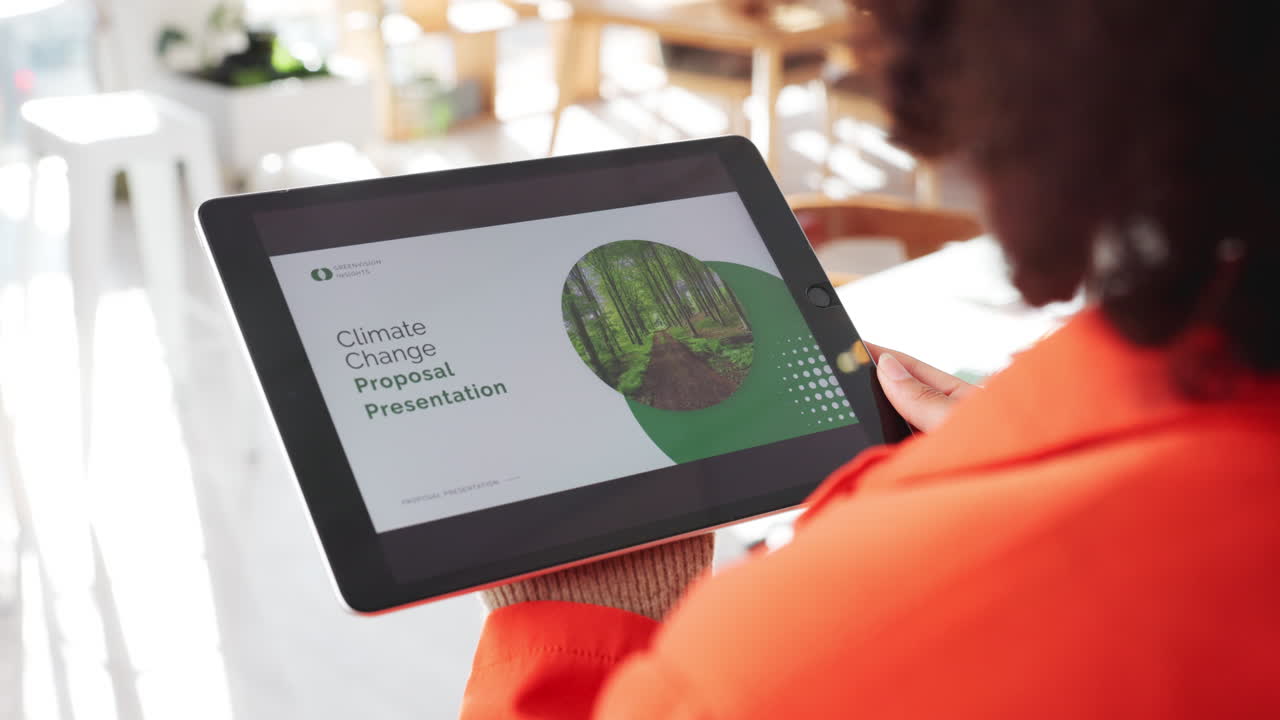 mujer viendo una presentación digital en una tableta