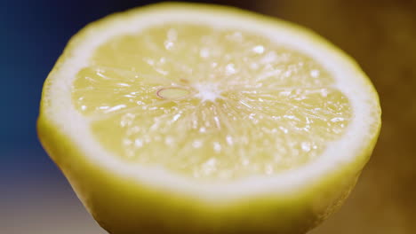 macro primer plano de un limón en rodajas girando lentamente en sentido contrario a las agujas del reloj