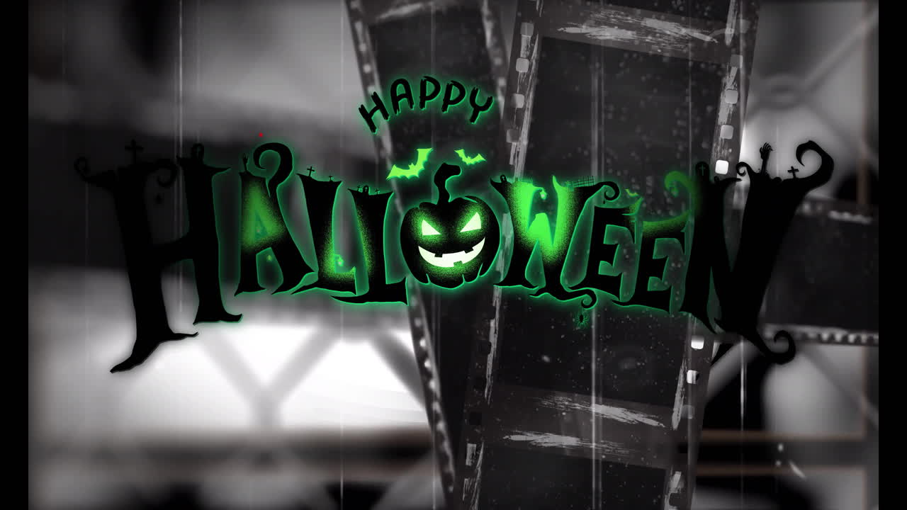 animación de texto feliz de halloween sobre tiras de película en blanco y negro de fondo