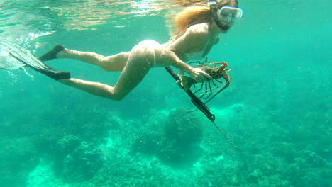 Woman-swimming-in-the-ocean